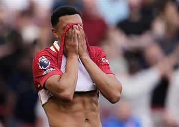 بطريقة غريبة سلوت يرد على صافرات استهجان جماهير ليفربول ضد أرنولد