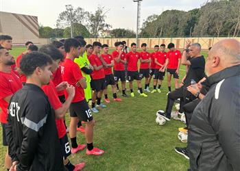 أسامة نبيه يحفز لاعبي منتخب مصر للشباب قبل مباراة غانا وتدريبات على ركلات الترجيح