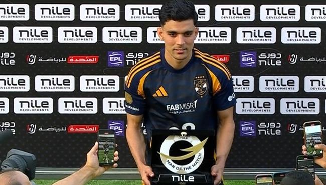 لحظة تتويج اشرف بن شرقي بجائزة رجل مباراة الاهلي وسيراميكا كليوباترا