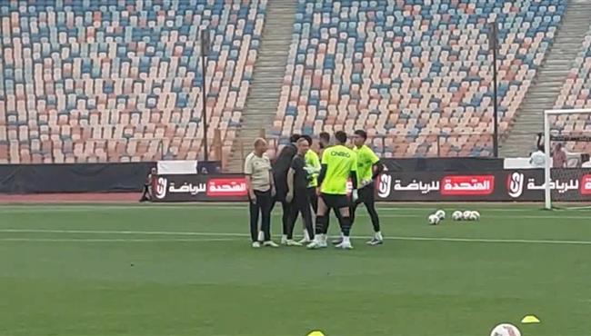 لقطة طيبة .. احمد الشناوي يذهب ليصافح محمد عواد ومحمد صبحي ومدربي حراس الزمالك