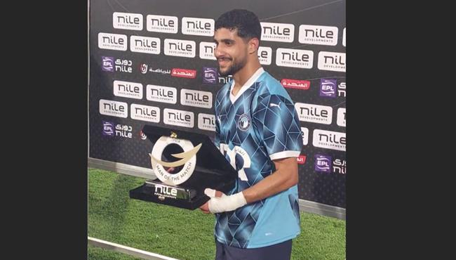 لحظة تتويج ابراهيم عادل بجائزة رجل مباراة الزمالك وبيراميدز