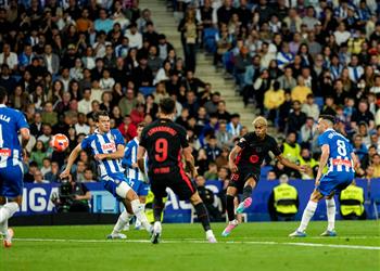 فيديو برشلونة يفوز على إسبانيول بثنائية ويتوج بطلا لـ الدوري الإسباني رسمي ا