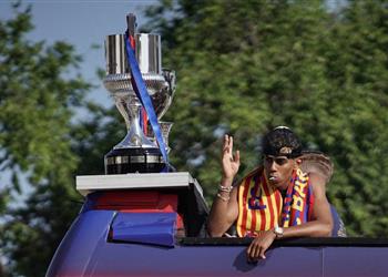 فيديو يرد الصفعة لامين يامال يسخر من ريال مدريد خلال احتفالات برشلونة بلقب الدوري الإسباني