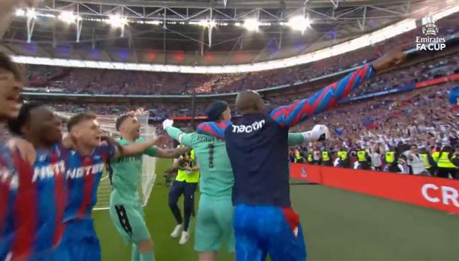 فرحه لاعبي كريستال بالاس واحتفالهم مع الجماهير بعد التتويج بكأس الاتحاد الانجليزي