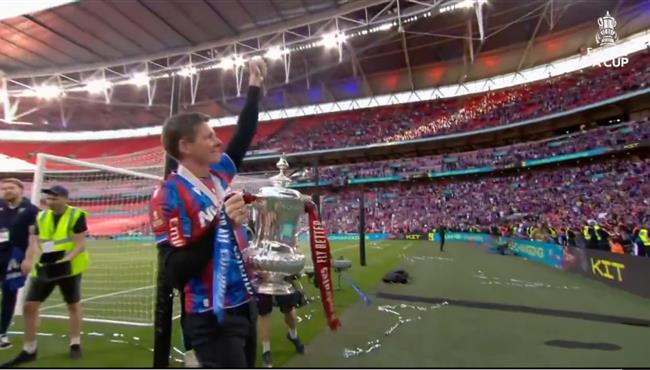 لقطة رائعة مدرب كريستال بالاس يحتفل بالكأس مع الجماهير بعد الفوز علي مانشستر سيتي