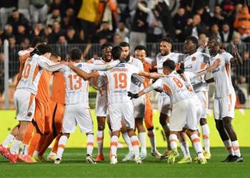 نهضة بركان يهزم سيمبا بثنائية ويقترب من التتويج بلقب الكونفدرالية