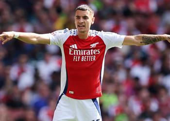 وسط اهتمام نابولي آرسنال يحدد سعر بيع جاكوب كيفيور في الصيف