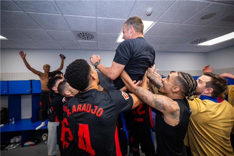 لاعبو برشلونة يحتفلون مع فليك بالألقاب