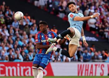 جوارديولا يحذر عمر مرموش بعد إهداره ضربة جزاء في نهائي كأس الاتحاد الإنجليزي