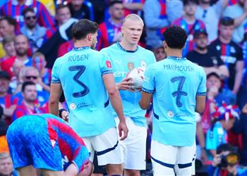 لاعب كريستال بالاس هالاند أخبرني بسبب منحه ضربة جزاء مانشستر سيتي لـ عمر مرموش