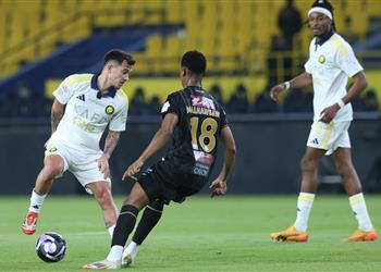 بمشاركة محمد شريف النصر يحقق فوز ا صعب ا على الخليج في الدوري السعودي