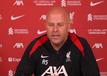 سلوت أرنولد هديتي لـ تشابي ألونسو وثنائي برشلونة يعجبني