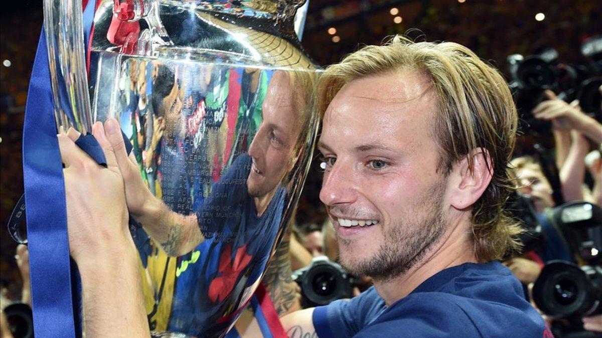 الحلم نيوز : راكيتيتش: لاعب برشلونة يستحق الكرة الذهبية.. ولن يلعب إذا نافس ميسي