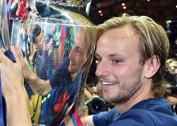 راكيتيتش لاعب برشلونة يستحق الكرة الذهبية ولن يلعب إذا نافس ميسي