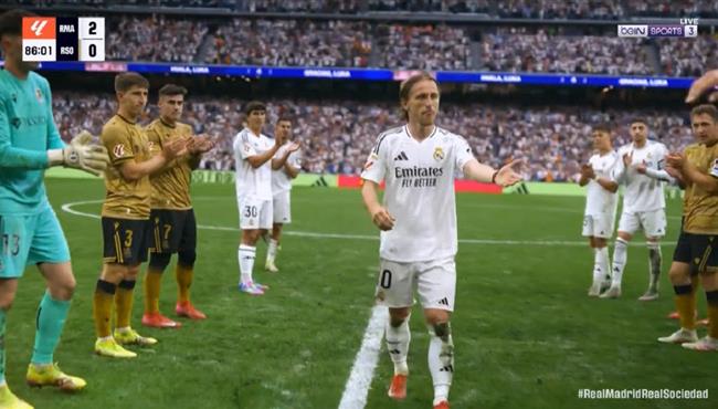 لحظة تبديل مودريتش في آخر مباراة له مع ريال مدريد على ملعب سانتياجو بيرنابيو