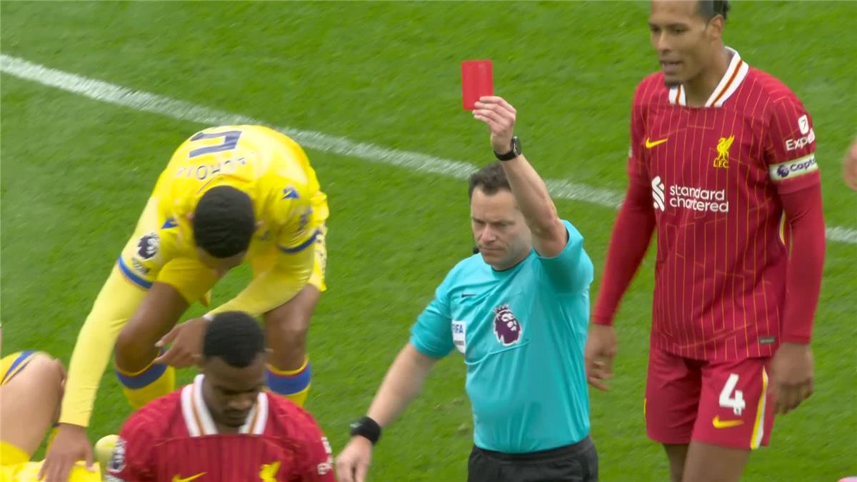 في الكورة : لاعب ليفربول يتلقى البطاقة الحمراء في مباراة كريستال بالاس