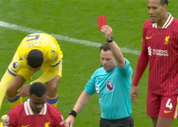 لاعب ليفربول يتلقى البطاقة الحمراء في مباراة كريستال بالاس