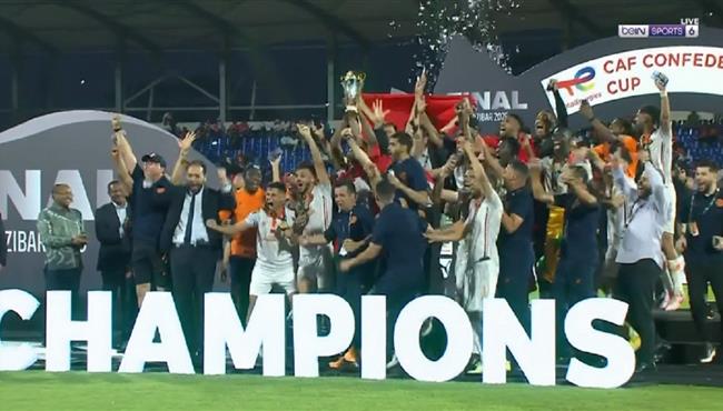 مراسم تتويج نهضة بركان بطلا لكأس الكونفيدرالية