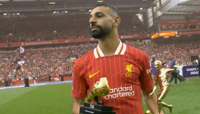 لحظة تتويج محمد صلاح بجائزتي الحذاء الذهبي وافضل صانع العاب في الدوري الانجليزي