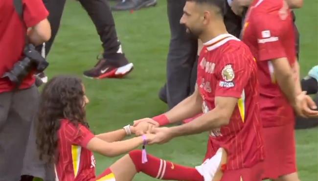لقطة طريفة بين محمد صلاح وابنته مكه في احتفالات ليفربول بالفوز بالدوري الانجليزي