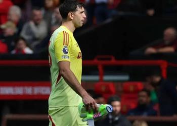 إيميليانو مارتينيز ووكيله يشعلان التكهنات بوصولهما إلى برشلونة