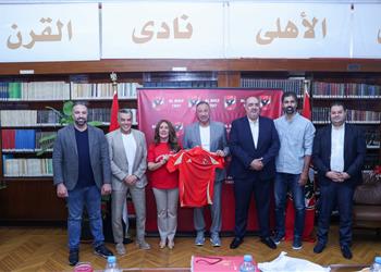 الخطيب يستقبل سفيرة الولايات المتحدة الأمريكية قبل مشاركة الأهلي في كأس العالم للأندية