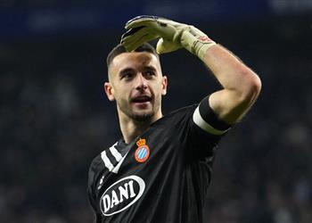 حارس إسبانيول يوضح موقفه من أنباء اهتمام برشلونة بضمه في الصيف