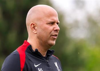 الموقف خطير سلوت يرفض استلام جائزة أفضل مدرب في الدوري الإنجليزي