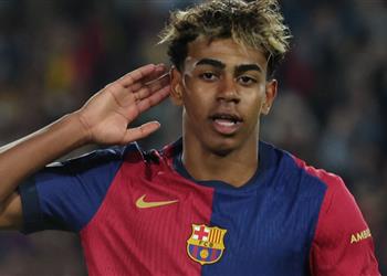 بأرقام غامضة والد لامين يامال يثير الجدل بشأن راتبه مع برشلونة