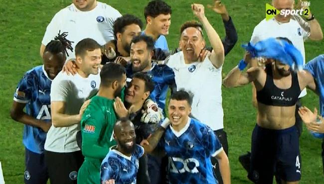 احتفالات لاعبي بيراميدز بالدوري بعد الفوز على سيراميكا كليوباترا