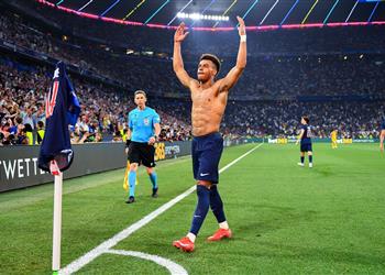 فيديو اللقب يقترب دوي يسجل هدف باريس سان جيرمان الثالث أمام إنتر ميلان