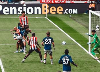 فيديو في مباراة الـ7 أهداف برينتفورد ي حقق فوز ا مثير ا على مانشستر يونايتد في الدوري الإنجليزي