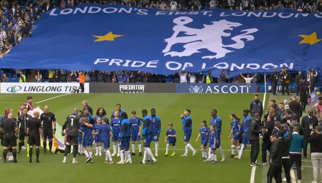 ممر شرفي من لاعبي تشيلسي لليفربول قبل بداية المباراة بالدوري الانجليزي