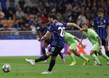 تشالهان أوغلو يسجل هدف إنتر ميلان الثاني أمام برشلونة