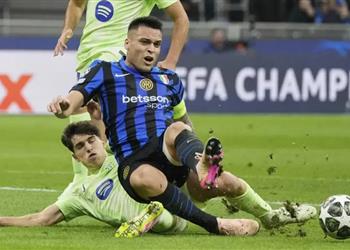 فيديو خبيران تحكيميان يوضحان أحقية برشلونة وإنتر ميلان في ضربتي جزاء