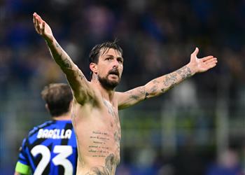 فيديو لا يستسلم أتشيربي يسجل هدف إنتر ميلان الثالث أمام برشلونة