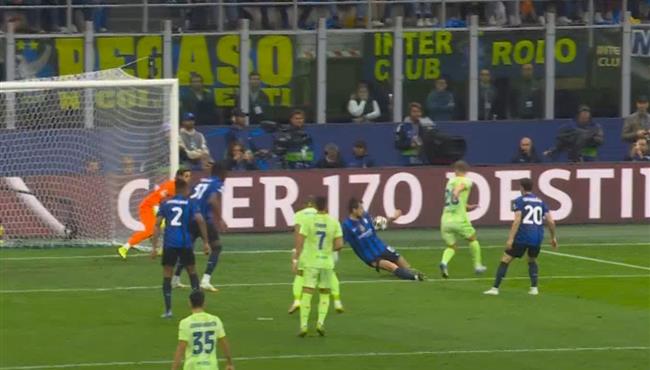 لمسة يد أتشيربي داخل منطقة الجزاء في مباراة برشلونة وانتر ميلان