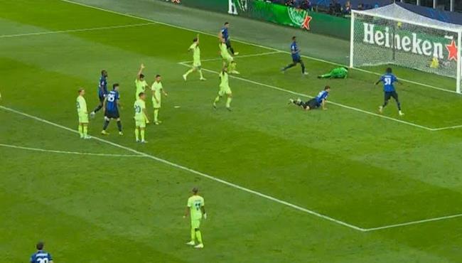 هدف انتر ميلان الملغي امام برشلونة في نصف نهائي دوري ابطال اوروبا