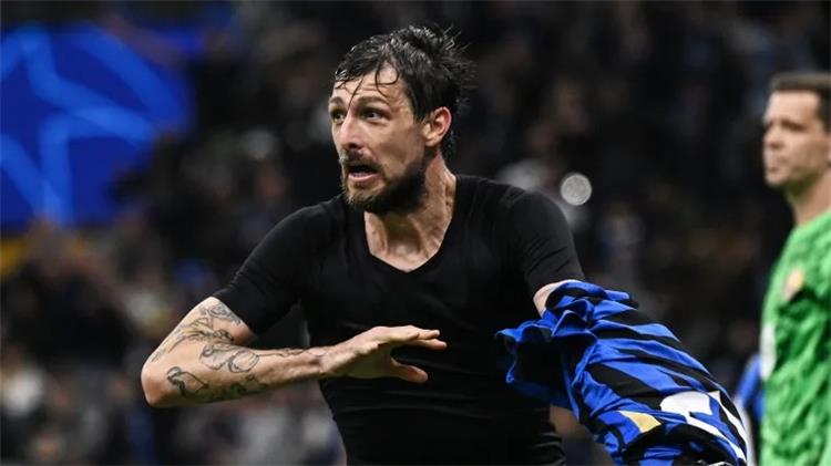 أتشيربي يحتفل بهدفه القاتل في برشلونة
