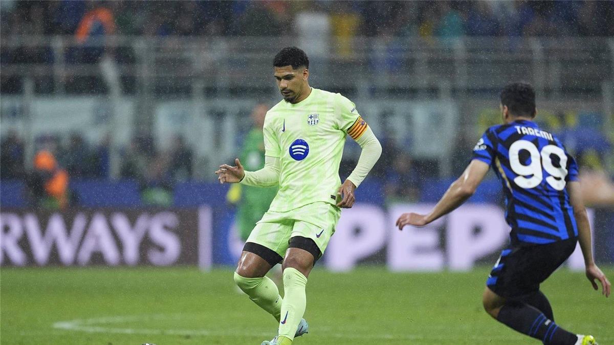 الحلم نيوز : أراوخو ينفعل على صحفي بعد خروج برشلونة من دوري أبطال أوروبا.. ويوجه اتهامًا إلى الحكم
