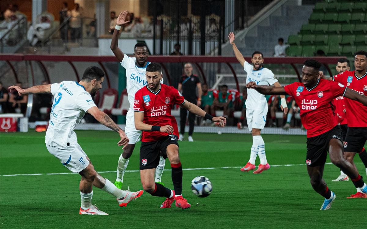 الهلال يهزم الرائد بخماسية مثيرة ويواصل زحفه خلف الاتحاد في صدارة الدوري السعودي