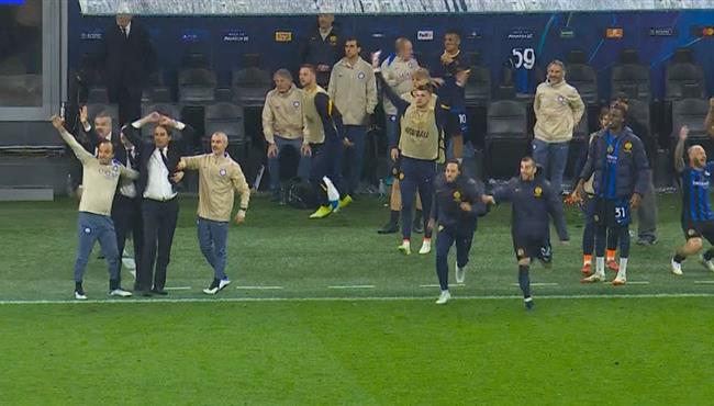 فرحة لاعبي انتر ميلان بعد الفوز علي برشلونة والصعود الي نهائي دوري ابطال اوروبا