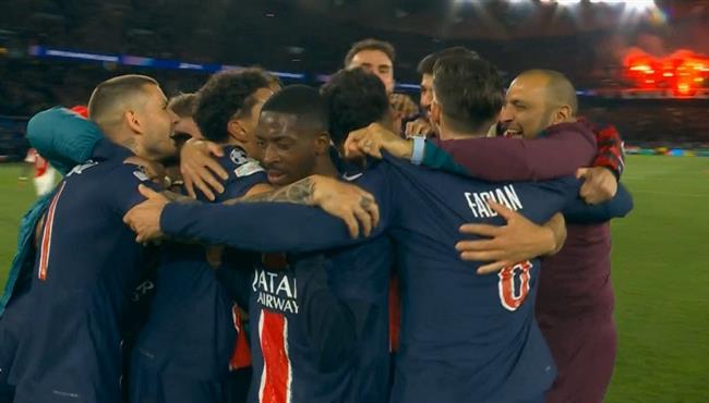 فرحة لاعبي باريس سان جيرمان بعد الفوز علي ارسنال والصعود الي نهائي دوري ابطال اوروبا