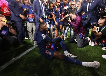 ديمبلي يكشف عن تهديد إنريكي وي حذر ديشامب سترانا على كراسي متحركة