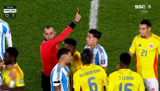 طرد اينزو فيرنانديز في مباراة الارجنتين وكولومبيا بتصفيات كأس العالم