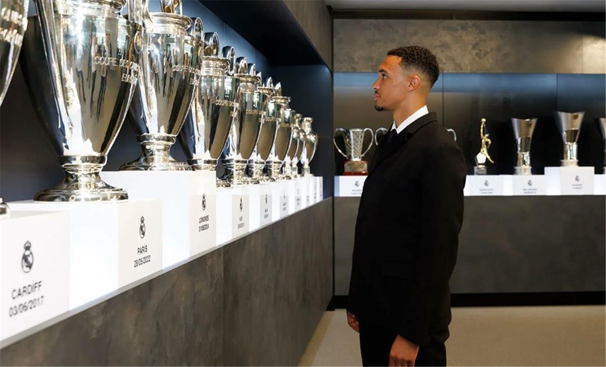 شبكة الحلم : أرنولد يتغزل في ريال مدريد ويفسر سبب تغيير اسمه على القميص