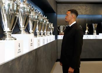 أرنولد يتغزل في ريال مدريد ويفسر سبب تغيير اسمه على القميص