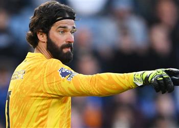 أليسون يتلقى عرض ا للرحيل عن ليفربول ويحسم قراره