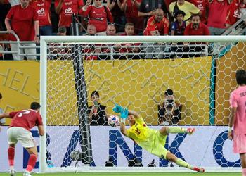 هراء الجماهير تسخر من حصول حارس إنتر ميامي على جائزة أفضل لاعب في مباراة الأهلي