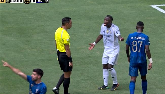 الحكم يعاقب فينيسيوس جونيور بسبب التحايل عليه في مباراة ريال مدريد والهلال